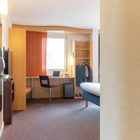 Ibis Bahnhof Hotel 2*